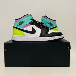 Jordan 1 mid gs 5.5 Youth or 7 women